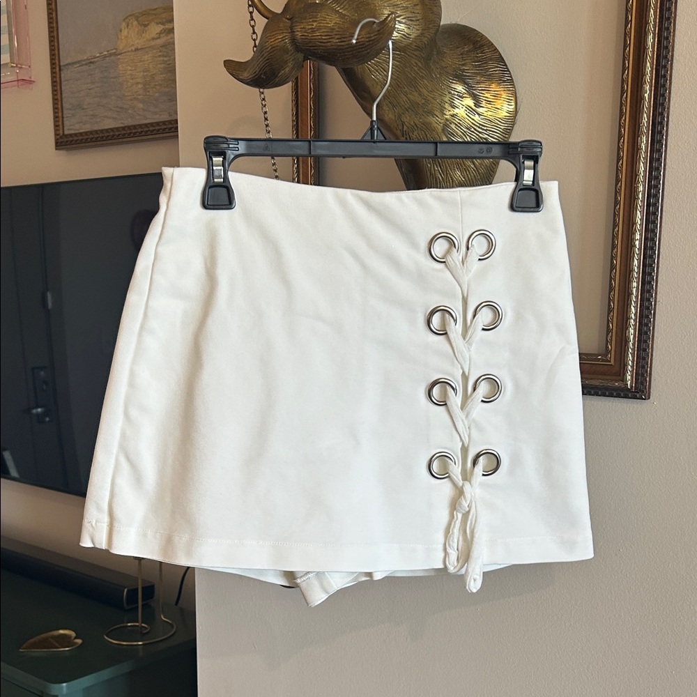DO+BE White Skort